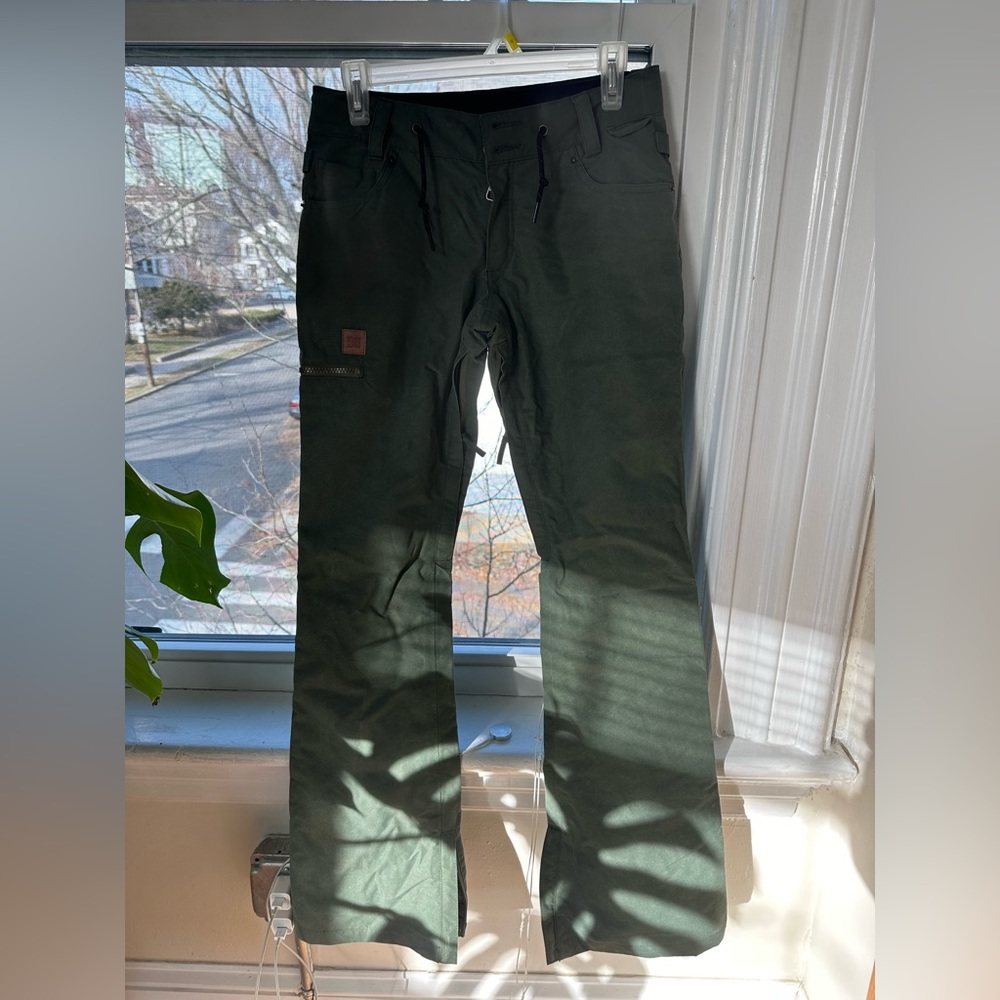 Women’s size 0/XS DC Snowboard/Ski pants